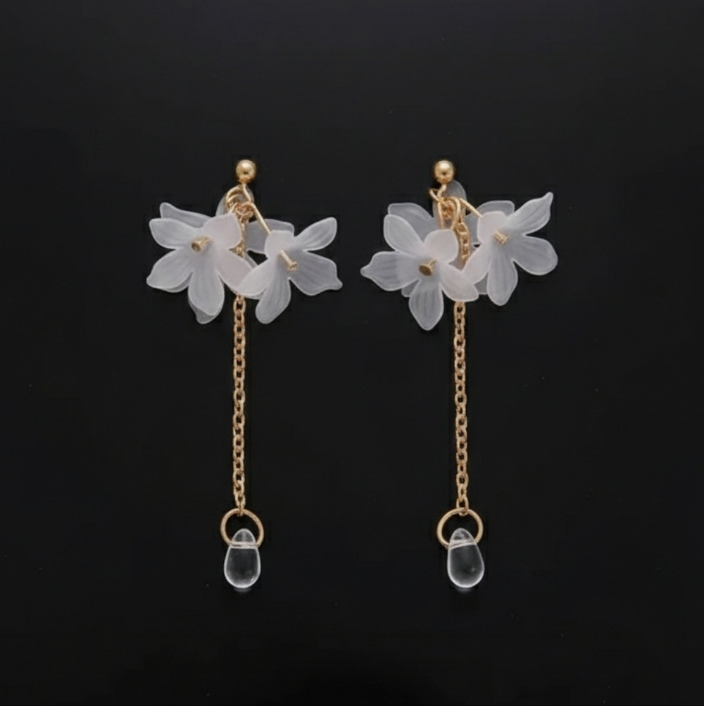 🆕️ Elegant Gold and White Floral Drop Earrings